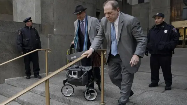 Харви Вайнштейн выходит из зала суда