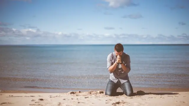 чоловік біля моря