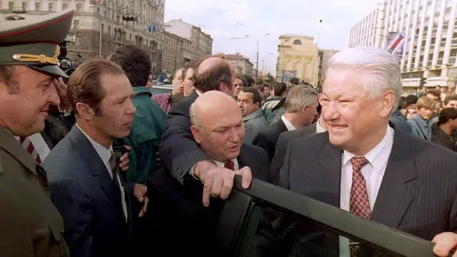 Грачев, Ерин, Лужков, Ельцин в толпе людей