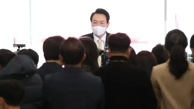 윤석열 대통령이 18일 오전 용산 대통령실에서 취재진과 출근길 문답(도어스테핑)을 하고 있다