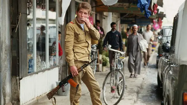 سرباز روس در کابل چند هفته قبل از خروج روسیه از افغانستان ۱۳۶۷