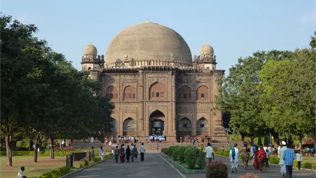 బీజపూర్ పాలకుడు ఆదిల్ షా సమాధి గోల్ గుంబజ్