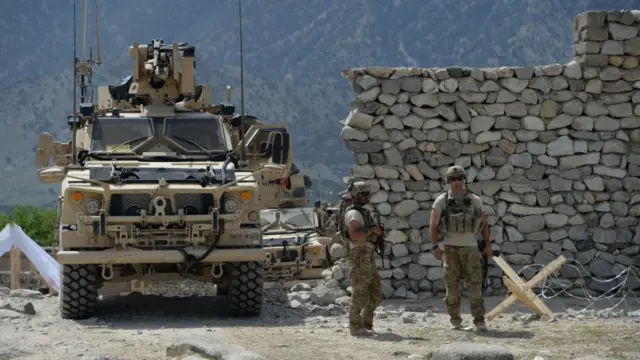 Soldats américains en patrouille près du site d'un bombardement contre des militants de l'État islamique (IS) en Afghanistan en 2017.