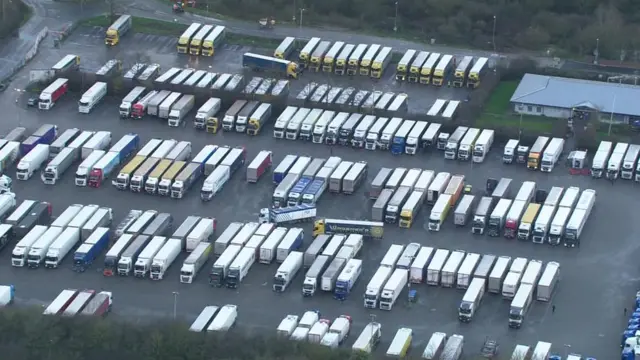 የቆሙ ከባድ መኪኖች