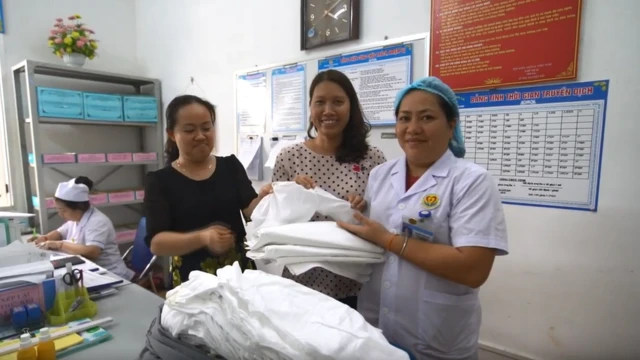 Các gói sơ sinh được y bác sỹ tại Sơn La tiếp nhận để trao cho các bà mẹ