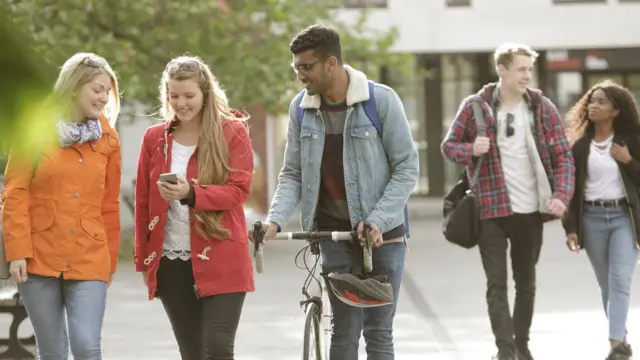 Des personnes en discussion dans la rue