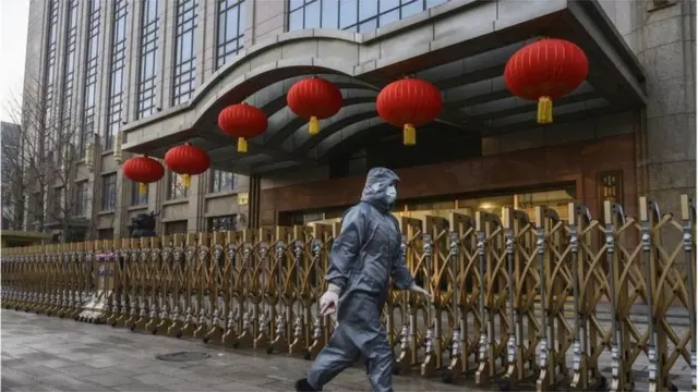 新冠疫情最早于中国武汉爆发，随后扩散至全球。世界各地的华人和亚裔相继因为被种族歧遭受至辱骂和殴打出现在新闻头条。