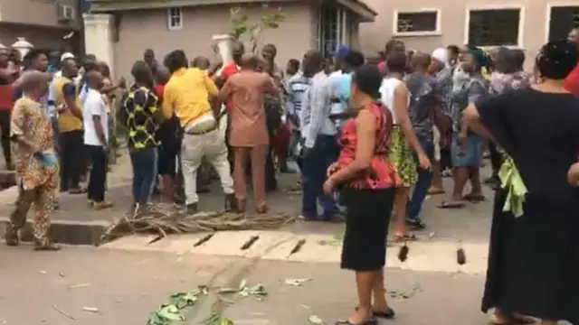 Ndị mmadụ na-eme ngagharịiwe dmaka a ahụghị Fada Mbaka