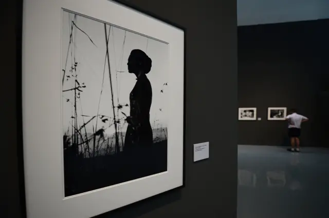 พระฉายาลักษณ์สมเด็จพระนางเจ้าสิริกิติ์ พระบรมราชินีนาถ ฝีพระหัตถ์พระบาทสมเด็จพระปรมินทรมหาภูมิพลอดุลยเดช เมื่อครั้งเสด็จเยือนดอยปุย จังหวัดเชียงใหม่