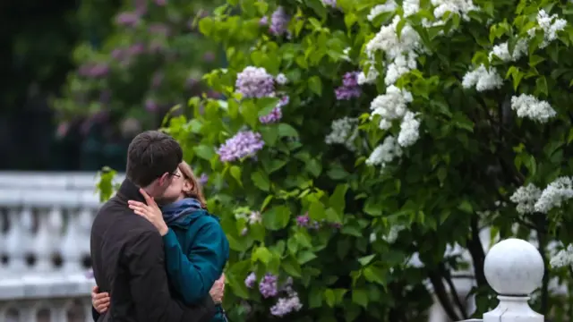 Пољубац младих у Москви