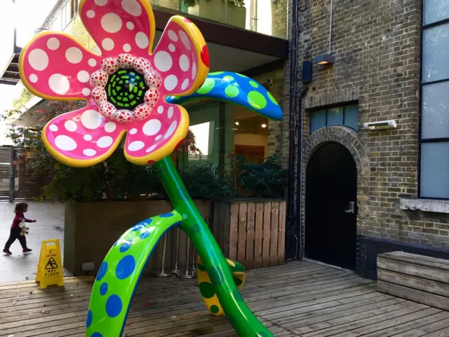 бронзовый цветок во дворе галереи