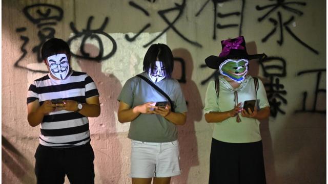 从网上到现实，抗议者均是匿名。