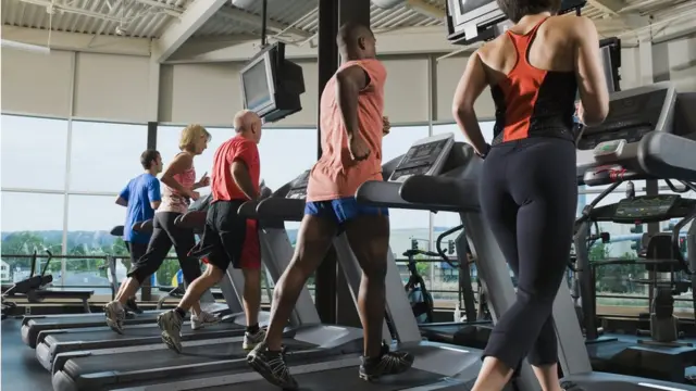 Personas haciendo ejercicio en un gimnasio