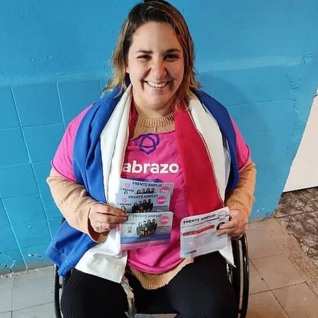 Fiorella Buzeta con folletos de su grupo político