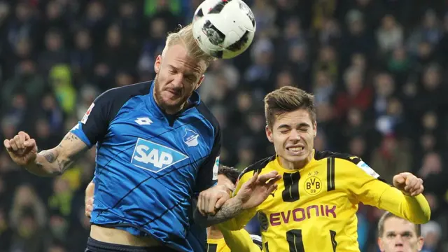 Kevin Vogt cabecea ante la presencia de Julian Weigl, del Dortmund.