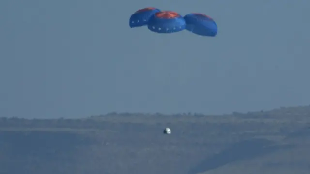 La cápsula en su descenso