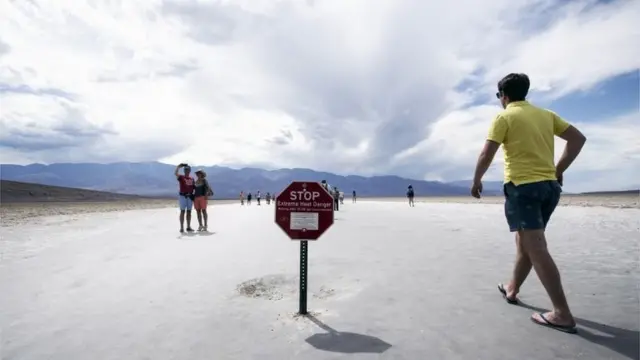 Paseantes en el Death Valley de California