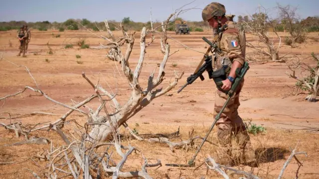 Un soldat français de l'opération Barkhane tient un détecteur d'IED (engins explosifs improvisés) dans le nord du Burkina Faso le 12 novembre 2019.