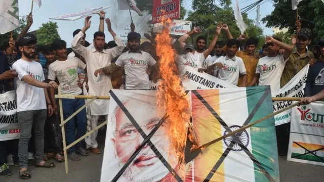 લાહોરમાં વિરોધ કરતા વિદ્યાર્થીઓ