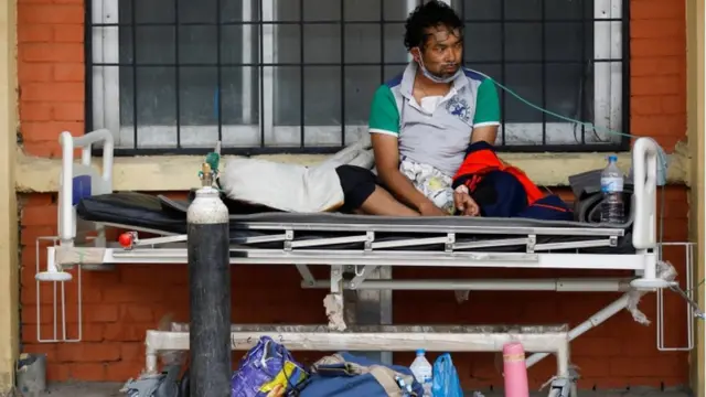 छिमेकी भारतमा जस्तै नेपालले समेत अस्पतालका शैय्या र अक्सिजनको आपुर्ति अभावसँग जुझिरहेको छ।