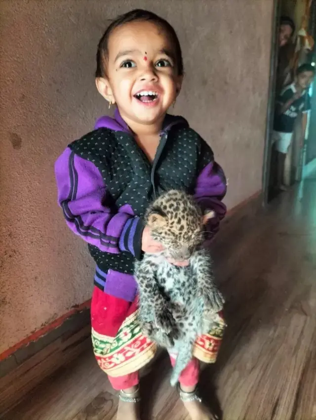 દીપડાના બચ્ચા સાથે બાળક