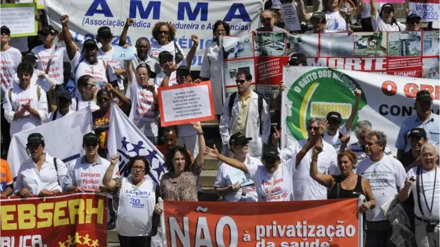 Servidores da saúde durante protesto