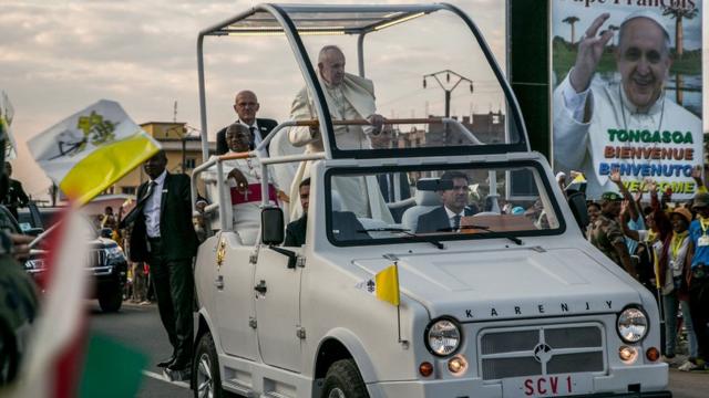 Le Pape François à bord de la deuxième Papamobile : la Mazana II