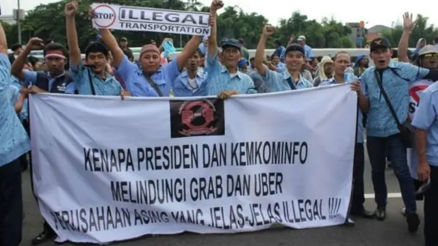 Ribuan pengemudi taksi berpartisipasi dalam demonstrasi di Jakarta, pada Selasa (22/03/2016).