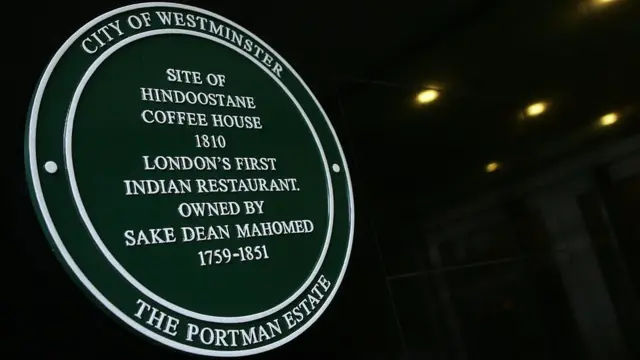১৮১০ সালে লন্ডনে যেখানে প্রথম ভারতীয় রেস্তোঁরা শুরু করেছিলেন দীন মোহম্মদ, সেখানে বসানো রয়েছে লন্ডন কর্তৃপক্ষ নির্মিত একটি স্মারক ফলক।