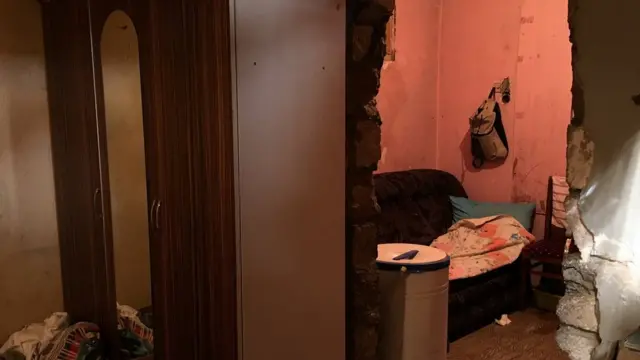 Fiyalə Əhmədovanın evi. İstismar müddəti başa çatdığı üçün evlərin divarları uçub tökülür