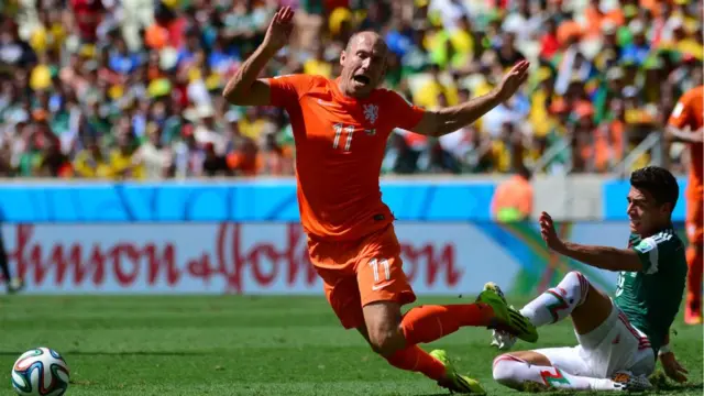 El controvertido penal a Arjen Robben en Brasil 2014.
