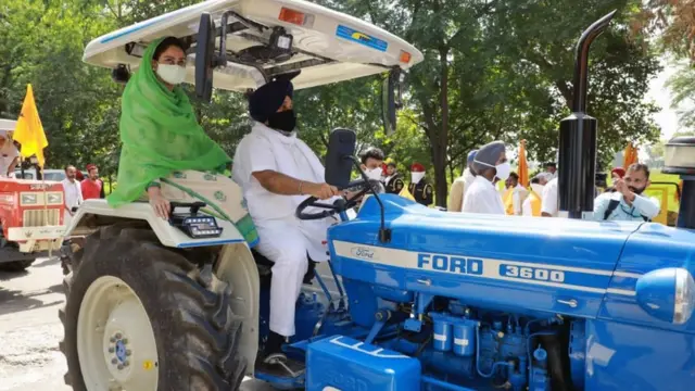 বিলগুলোর প্রতিবাদ করে মোদী ক্যাবিনেট থেকে ইস্তফা দিয়েছেন অকালি দলের হরসিমরত কাউর