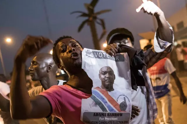 مواطنون يحتفلون بتنصيب رئيس غامبيا الجديد، أداما بارو