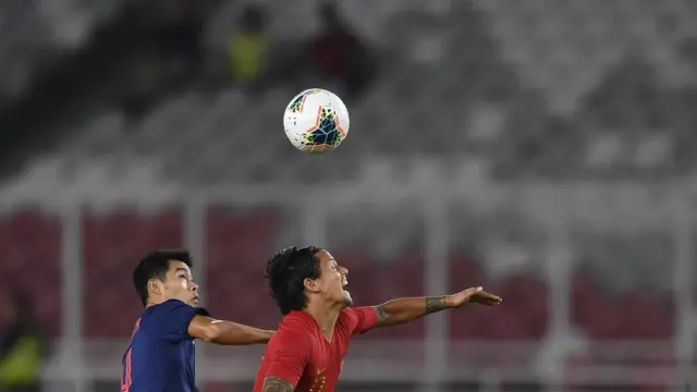 Pesepak bola timnas Thailand Sarah Yooyen (kiri) berebut bola dengan pesepak bola Timnas Indonesia Irfan Bachdim (kanan) saat pertandingan kualifikasi Piala Dunia 2022 Grup G Zona Asia di Stadion Utama Gelora Bung Karno (GBK), Senayan, Jakarta, Selasa (10/09/2019).