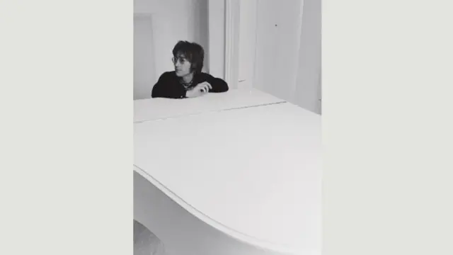 Ленон је купио бели стајнвеј клавир за Оно као рођендански поклон 1971. године; он се појављује у филму „Imagine"