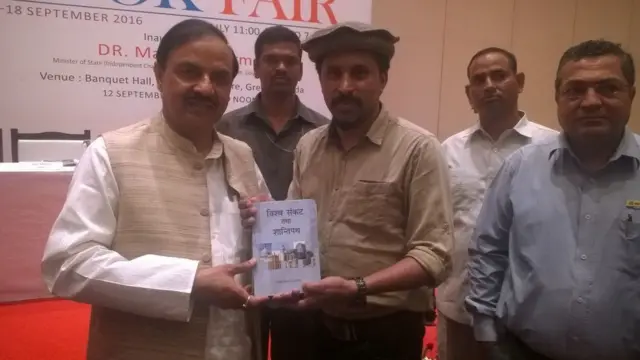 দিল্লিতে আহমদীয়া সমাজের প্রেসিডেন্ট শফিক আহমেদ ভারতের সংস্কৃতিমন্ত্রী মহেশ শর্মার সাথে