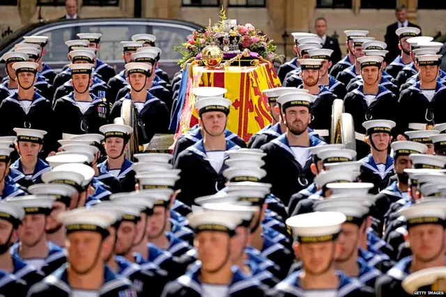 ਸ਼ਾਹੀ ਰਾਜ ਦੇ ਤਾਜ ਦੇ ਨਾਲ ਮਹਾਰਾਣੀ ਐਲਿਜ਼ਾਬੈਥ II ਦਾ ਤਾਬੂਤ ਸਿਖਰ 'ਤੇ ਆਰਾਮ ਕਰ ਰਿਹਾ ਹੈ, ਰੋਇਲ ਨੇਵੀ ਦੀ ਸਟੇਟ ਗਨ ਕੈਰੇਜ 'ਤੇ ਰੱਖਿਆ, ਲੰਡਨ ਵਿੱਚ 19 ਸਤੰਬਰ, 2022 ਨੂੰ ਵੈਸਟਮਿੰਸਟਰ ਐਬੇ ਤੋਂ ਰਵਾਨਾ ਹੋਇਆ