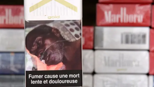 Une photo prise à Dakar montre un paquet de cigarettes portant l'inscription "Fumer entraîne une mort lente et douloureuse" pour avertir des dangers du tabagisme.