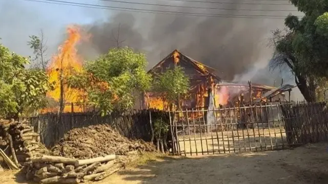 စစ်ကိုင်းတိုင်း အရာတော်မြို့နယ် ကဲဘာရွာစစ်တပ်က ဒီဇင်ဘာလ ၁၃ ရက်နေ့က ဝင်ရောက်ပစ်ခတ်ပြီးနောက် မီးလောင်မှုဖြစ်