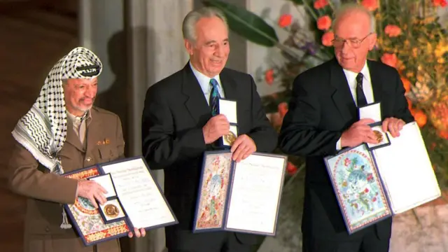 साल 1994 में नोबल शांति पूरस्कार पाने के बाद बाएं से यासिर अराफ़ात, शिमोन पेरेज़ और यित्ज़ाक राबिन.