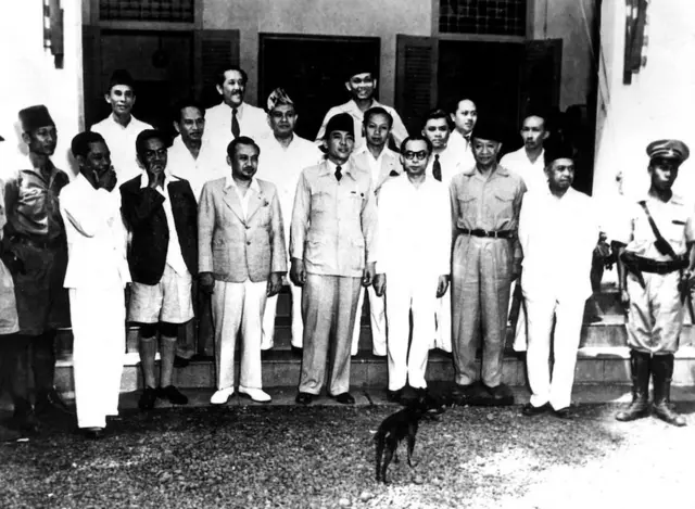 Sukarno mengenalkan kabinet pertamanya kepada wartawan.