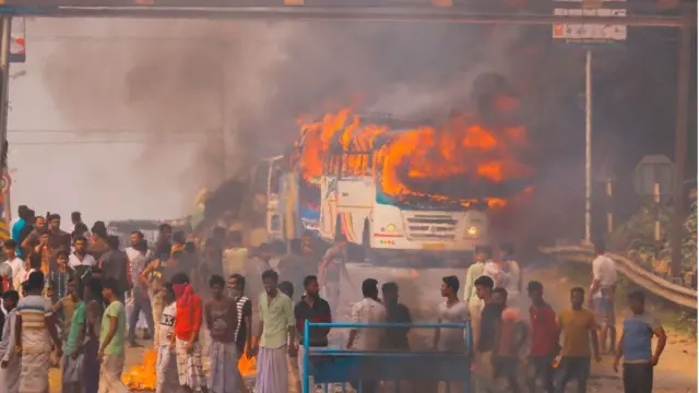 নাগরিকত্ব সংশোধনী বিলের প্রতিবাদে বিক্ষোভের সময় কলকাতার কাছে বাসে আগুন, ডিসেম্বর ১৪, ২০১৯