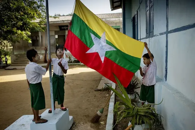 နိုင်ငံတော်အလံလွှင့်တဲ့နေတဲ့ မန္တလေးက အခြေခံပညာကျောင်းတစ်ကျောင်းက ကျောင်းသားလေးတွေ