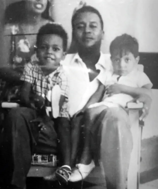 ኣምገድ ኢል-ሃውራኒ [ብጸጋም] ምስ ኣቡኡ ሳልሕን ንኡሽቶ ሓው ኣሽራፍን