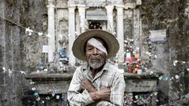 Un poblador en la iglesia sepultada por el volcán.