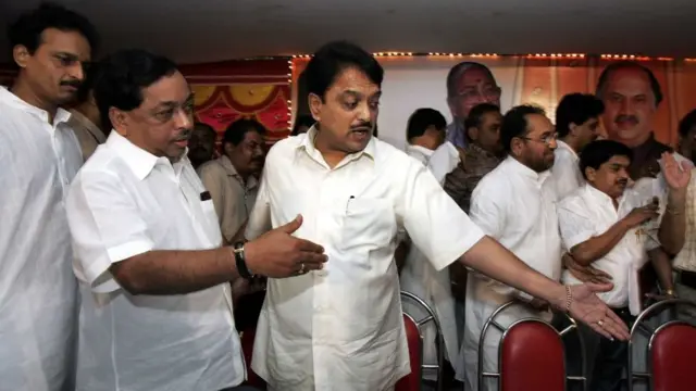 2005 साली नारायण राणे यांनी काँग्रेसमध्ये प्रवेश केला.