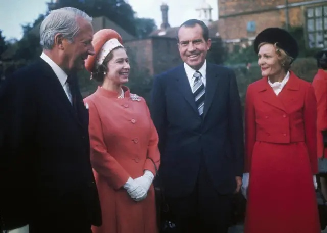 1970年，英国女王与英国首相爱德华·希思（Edward Heath）在首相乡村度假官邸契克尔斯庄园会见美国总统理查德·尼克松（Richard Nixon，右二）与其夫人帕特·尼克松（Pat Nixon，右）。