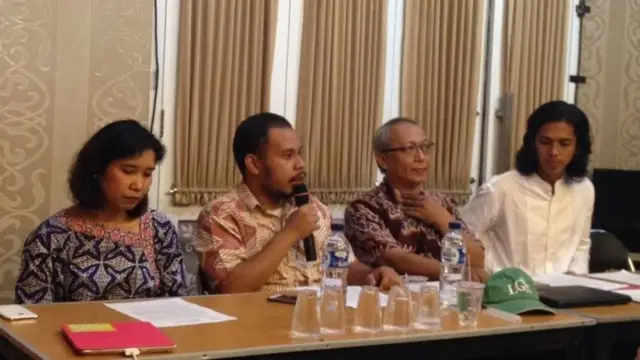 Direktur Eksekutif Yayasan Sativa Nusantara Inang Winarso (kedua dari kanan) mendorong pemerintah menggelar penelitian untuk membuktikan khasiat medis pada ganja.
