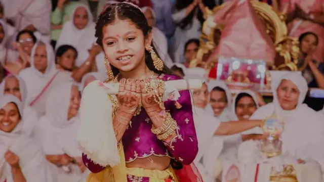 Devanshi est arrivée à l'événement, parée de bijoux et habillée de vêtements coûteux.