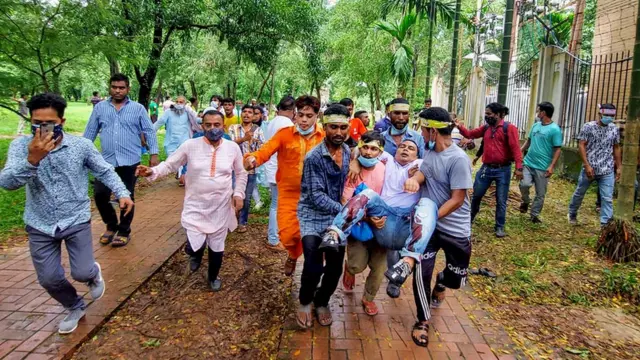 আহতদের একজনকে নিয়ে যাচ্ছে দলীয় কর্মীরা